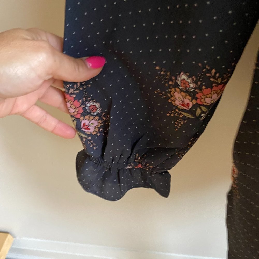 T Tahari BNWOT Blouse polka dot floral sz medium ruffle cuff - Picture 6 of 9